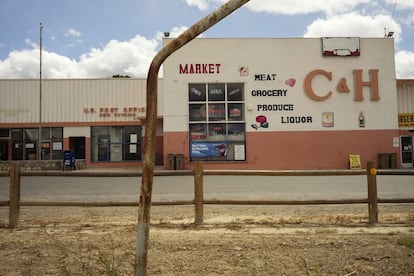 Supermercado en Mendota, una de las localidades de California Central que más braceros mexicanos acogen.