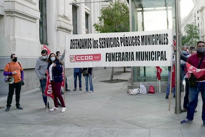 Trabajadores de la Funeraria Municipal de Madrid, durante la protesta del 29 de septiembre.