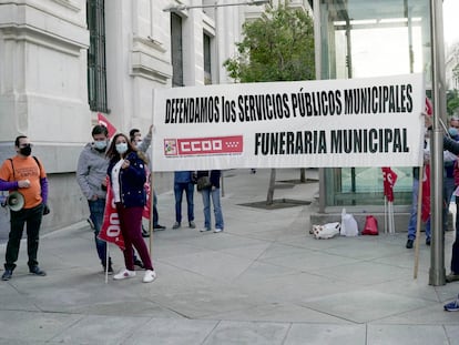 Trabajadores de la Funeraria Municipal de Madrid, ante Cibeles.