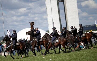 Cavalaria da PM foi acionada para conter os manifestantes em Brasília. 