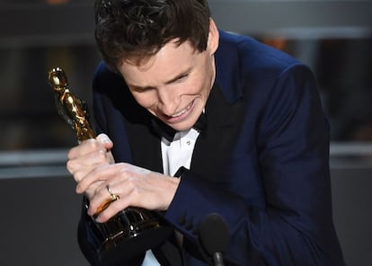 Un emocionado Eddie Redmayne recoge el Oscar a mejor actor por su papel en la película 'La teoría del todo'.