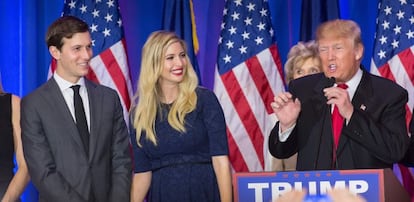 Jared Kushner, Ivanka Trump y Donald Trump, en un acto de campaña celebrado el verano pasado. 