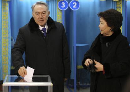 Nursultán Nazarbáyev junto a su mujer Sara Voters durante su votación.