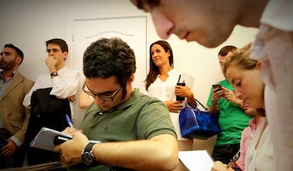 Begoña Villacís rodeada de periodistas hoy en la sede de Ciudadanos.