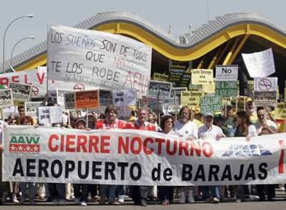 Manifestación, el pasado 6 de junio, junto a la T4 en protesta por el ruido de Barajas.