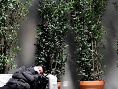 Un invitado descansa en el último día de la Cumbre del Clima que se celebra estos días en Madrid. 