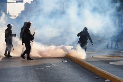 Policías antidisturbios se enfrentan a manifestantes el pasado 24 de enero en Lima