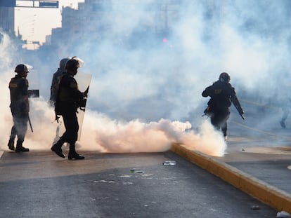 Policías antidisturbios se enfrentan a manifestantes el pasado 24 de enero en Lima