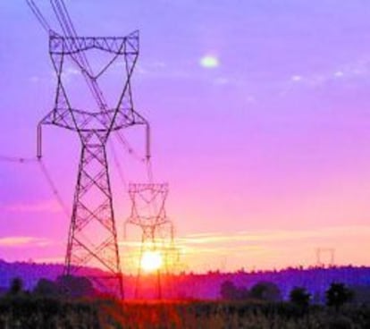 Línea eléctrica mantenida por Abengoa.