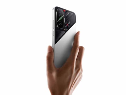 POCO F7 suhetado con la mano