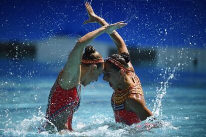 El dueto francés formado por Laura Auge y Margaux Chretien compite en los preliminares de natación sincronizada.