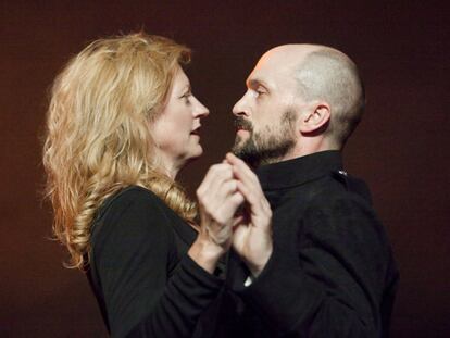 Anastasia Hille y Will Keen, de Cheek by Jowl, en una escena de <b><i>Macbeth,</b></i> montaje dirigido por Declan Donnellan.
Foto: Johan Persson