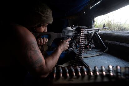 Un soldado ucranio en la línea del frene en la localidad de Novotoshkivske, en la región de Lugansk, el domingo.