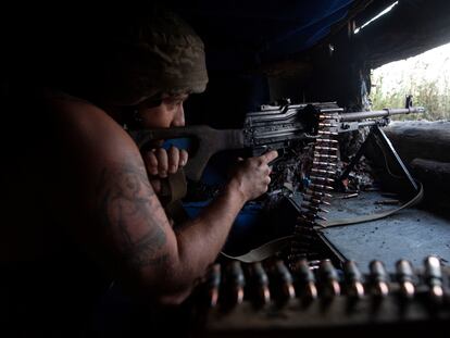 Un soldado ucranio en la línea del frene en la localidad de Novotoshkivske, en la región de Lugansk, el domingo.