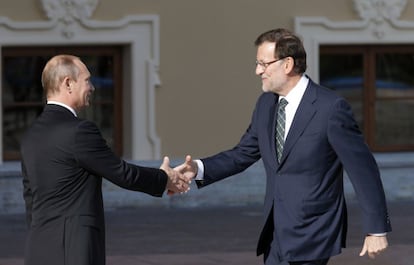 El presidente del Gobierno español, Mariano Rajoy (d), es recibido por el presidente ruso, Vladímir Putin, a su llegada a la cumbre.