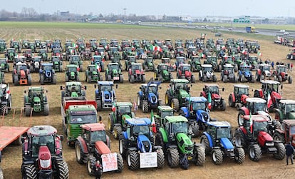 Agricultores italianos protestan este jueves a las afueras de Turín.