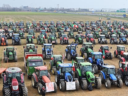 Agricultores italianos protestan este jueves a las afueras de Turín.