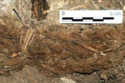 Fragmentos del cordaje que ataba uno de los sudarios de piel animal en que estaban envueltos los cadáveres.