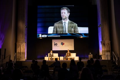 El periodista de EL PAÍS Juan Carlos Galindo y el escritor sueco Niklas Natt och Dag, este sábado en el Hay Festival Segovia.