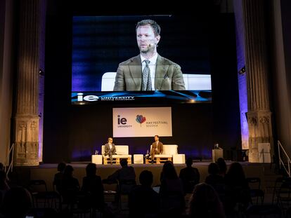 El periodista de EL PAÍS Juan Carlos Galindo y el escritor sueco Niklas Natt och Dag, este sábado en el Hay Festival Segovia.