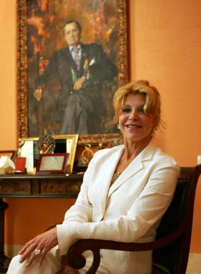 Carmen Cervera, ante un retrato del barón Thyssen.