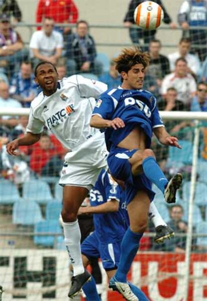 El centrocampista de la Real, John Viafara, lucha por un balón con el centrocampista del Getafe, Veljko Paunovic.