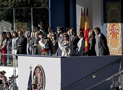 Los Reyes, Juan Carlos y Sofía, los Duques de Lugo, la Infanta Elena y el presidente del Gobierno, José Luis Rodríguez Zapatero, presiden el desfile.