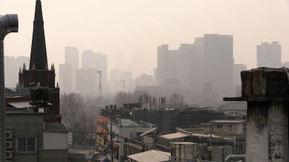 Vista de la contaminación que cubre la ciudad de Seúl, en Corea del Sur. 