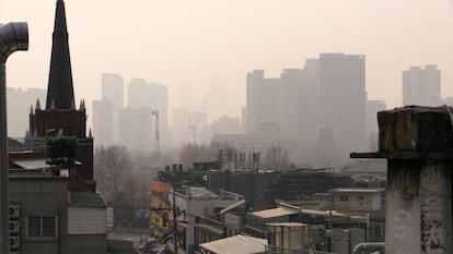 Vista de la contaminación que cubre la ciudad de Seúl, en Corea del Sur.