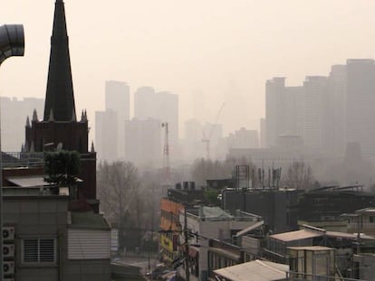 Vista de la contaminación que cubre la ciudad de Seúl, en Corea del Sur. 