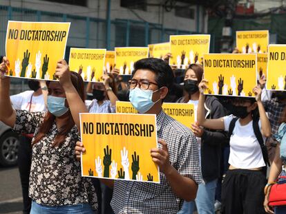 Protesta contra la junta militar golpista, este viernes en Yangón.