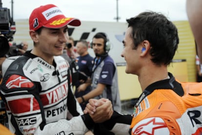 Lorenzo y Pedrosa se saludan ayer en Motegi al término de la carrera.