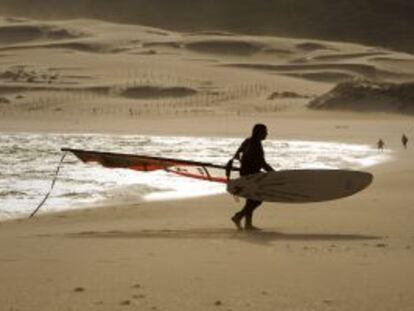 Un surfista en la playa de Valdevaqueros.