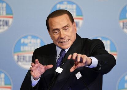 El exprimer ministro Silvio Berlusconi ha participado hoy en un mitín, con su habitual profusión de gestos.