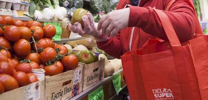 Una consumidora realiza su compra en un supermercado