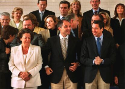 Francisco Camps, candidato del PP a la Generalitat valenciana, flanqueado por la alcaldesa de Valencia, Rita Barberá, y el ministro de Trabajo, Eduardo Zaplana, ayer, durante la presentación de candidaturas.