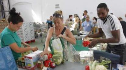 Reparto de alimentos de Cáritas.