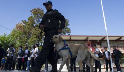 Operativo policial en una escuela de Nuevo León.