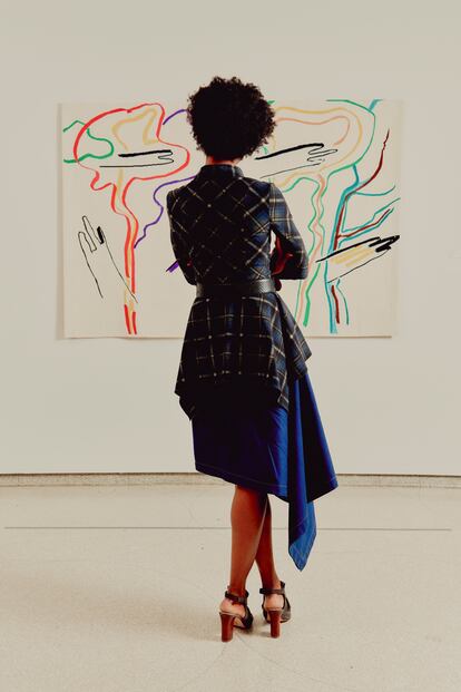Naomi Beckwith observa el cuadro 'Brume Matinale', de Etel Adnan, en el museo Guggenheim de Nueva York.