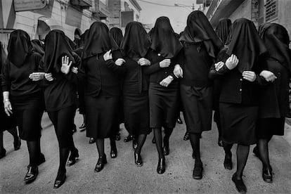 La icónica imagen titulada Italia (Apulia, 2000), en la que un grupo de mujeres marcha por las calles y canta su dolor por la muerte de Cristo el Sábado Santo de aquel año.