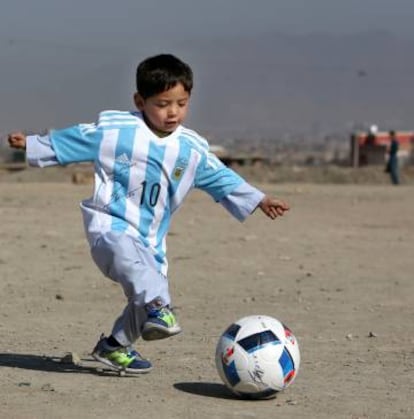 Murtaza, en Kabul, con la camiseta de Argentina que le regaló Messi.