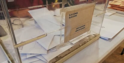 Caja con papeletas electorales.