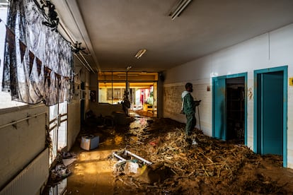 Interior del colegio Lluís Vives de Massanassa, este lunes, con lodo.