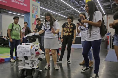 Un grupo de jóvenes interactúa con un robot en Campus Party 2017.