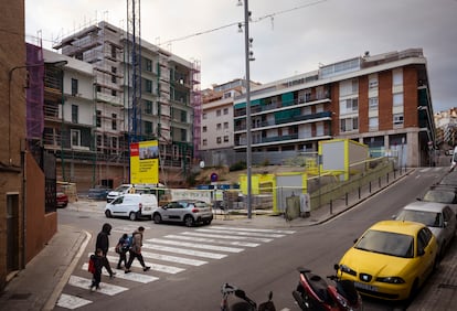 La plaza donde donde se produjo el hundimiento de las obras de la L5 en el Carmel hace 20 a?os, que no tiene nombre, este lunes.