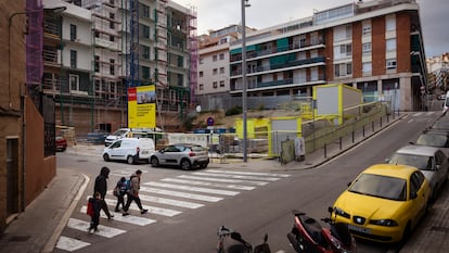 La plaza donde donde se produjo el hundimiento de las obras de la L5 en el Carmel hace 20 años, que no tiene nombre, este lunes.