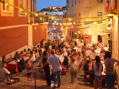 Terraza en la Calçada do Duque, en el centro de Lisboa. Al fondo, el castillo de San Jorge. 