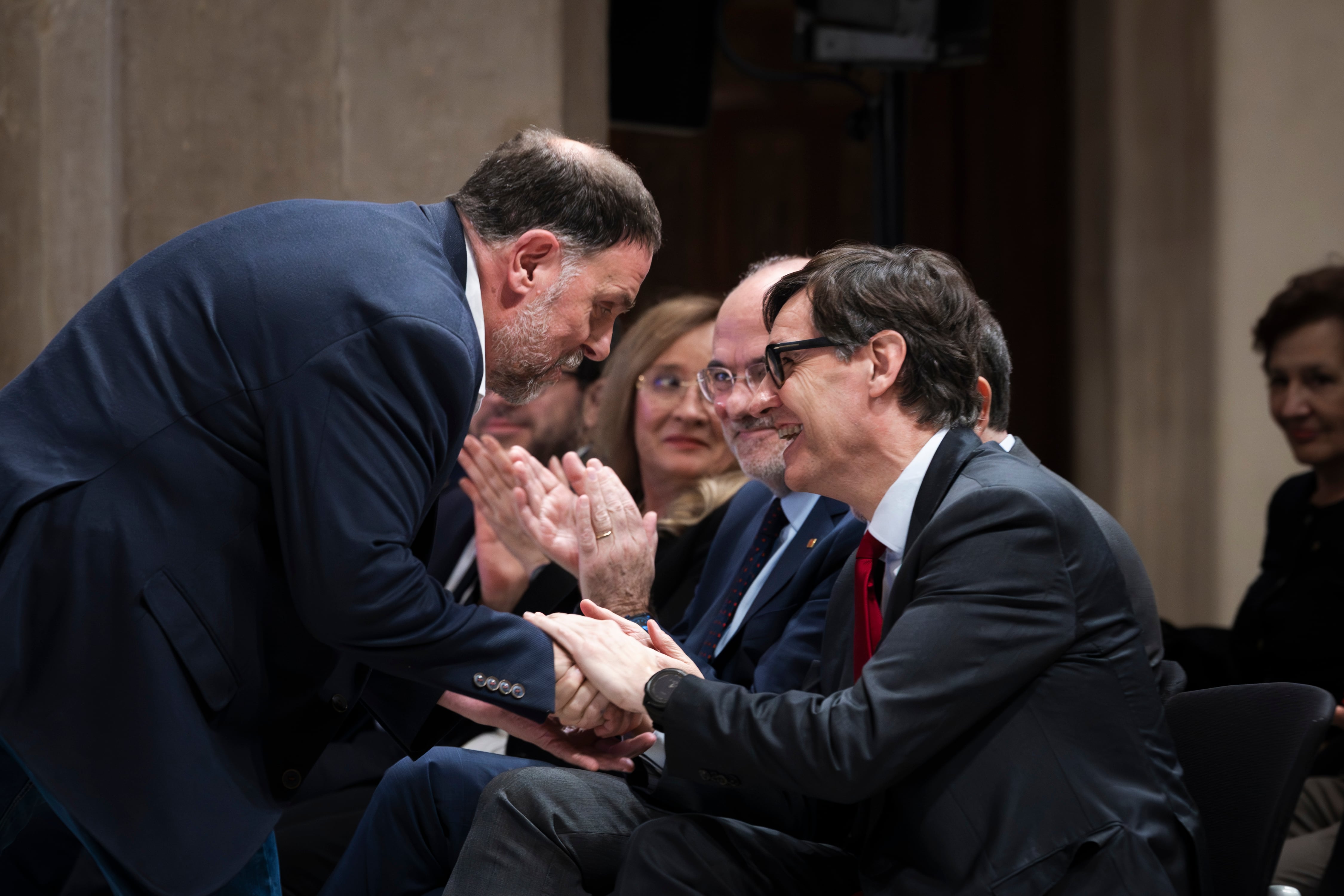 La semana de los Presupuestos de Cataluña: foto Illa-Junqueras, comisión bilateral, Govern extraordinario y la presión de los maestros