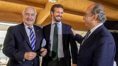 El presidente del Partido Popular, Pablo Casado (c), acompañado por los expresidentes de México, Felipe Calderón, y de Colombia, Andrés Pastrana  durante la convención nacional del PP en Cartagena. 