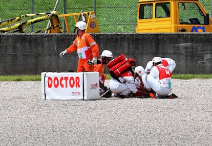 Michele Pirro es asistido en la pista a la espera de que entre la ambulancia.